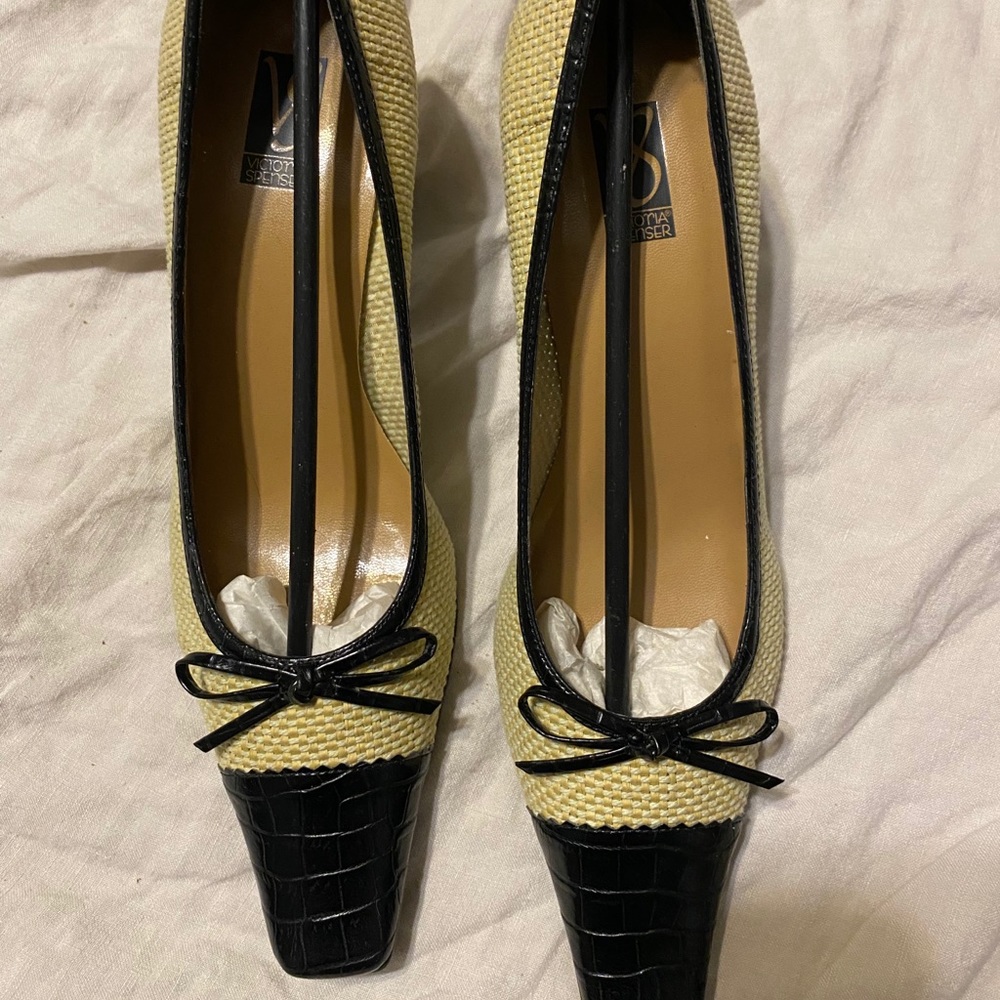 Victoria Spenser “spectator” pump